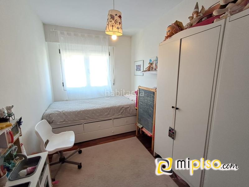 Foto 9dceb5b0-d8f1-45e6-b024-5109c470b88b. Piso desde inmobiliaria mipiso os presentamos este fantástico piso en pleno Centro de la villa marinera. ubicado en una zona inmejorabl en Laredo