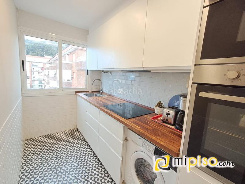 Foto bc3675cf-66ec-470a-b67e-fc3f900b1845. Piso desde inmobiliaria mipiso os presentamos este fantástico piso en pleno Centro de la villa marinera. ubicado en una zona inmejorabl en Laredo