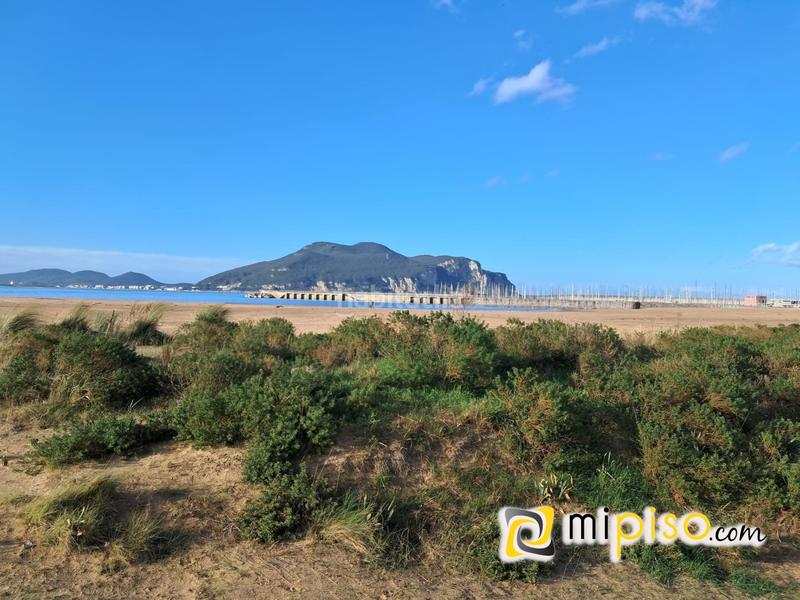 Foto dffb2767-9b45-4007-a3ee-a8e044bdf55d. Piso desde inmobiliaria mipiso os presentamos este fantástico piso en pleno Centro de la villa marinera. ubicado en una zona inmejorabl en Laredo