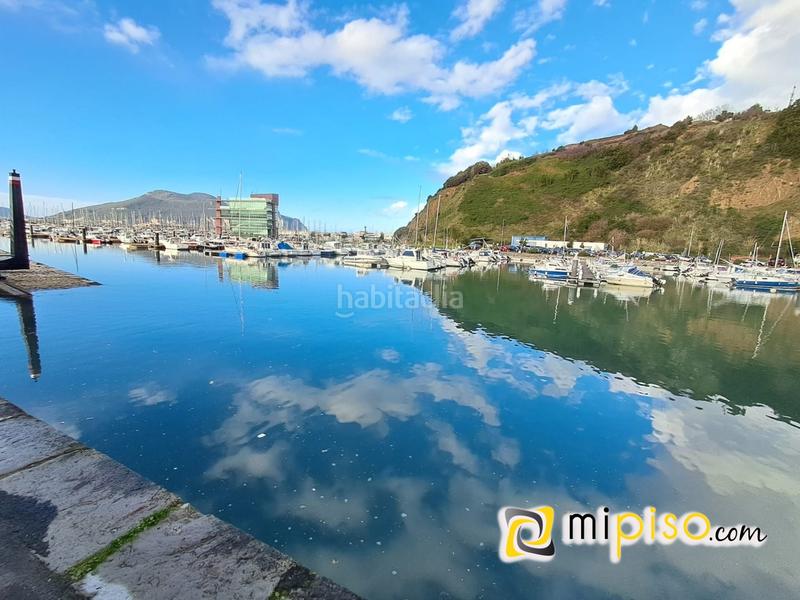 Foto e805c6d7-3a8b-4df5-beea-82c57453ad6f. Piso desde inmobiliaria mipiso os presentamos este fantástico piso en pleno Centro de la villa marinera. ubicado en una zona inmejorabl en Laredo
