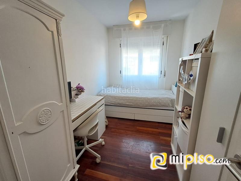 Foto ed2467da-7c8c-4763-9ebb-49e85c958ec3. Piso desde inmobiliaria mipiso os presentamos este fantástico piso en pleno Centro de la villa marinera. ubicado en una zona inmejorabl en Laredo