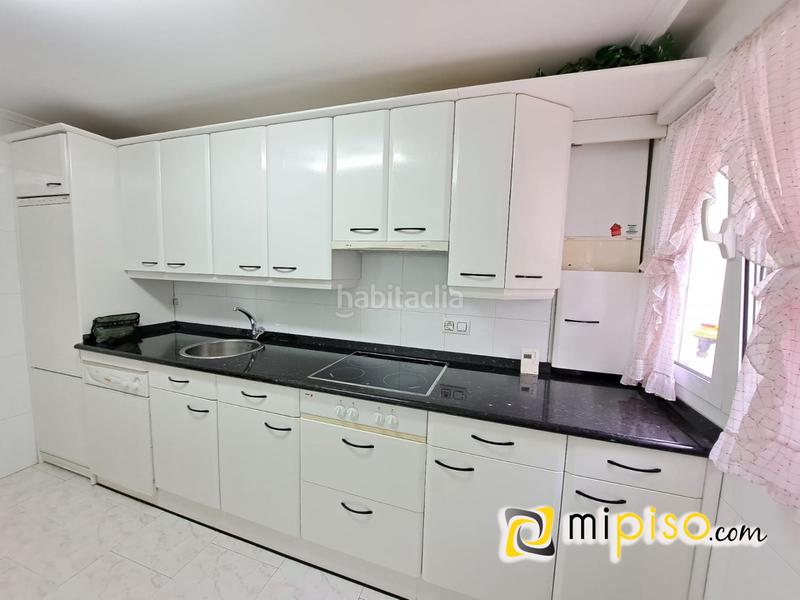 Foto 0dced7c6-e04e-4181-9f12-10a456f13f3d. Alquiler piso temporada escolar 650 . inmobiliaria mi piso les ofrece este estupendo piso en el mismo puerto de la villa. una zona inmejorable en Laredo