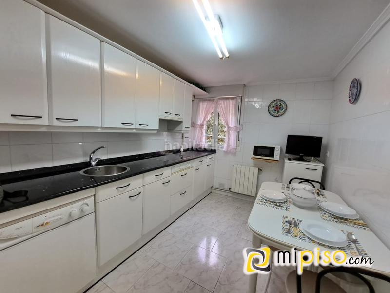 Foto fcb1e50f-01c0-410a-bc2c-2f12ec06323c. Alquiler piso temporada escolar 650 . inmobiliaria mi piso les ofrece este estupendo piso en el mismo puerto de la villa. una zona inmejorable en Laredo