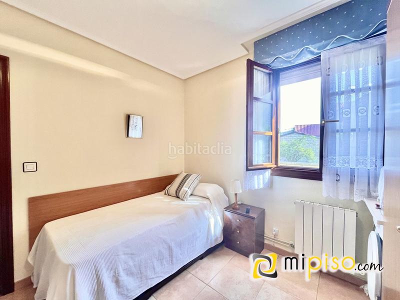 Foto 00e9df81-b582-4f7e-b021-c0dd4c9a390e. Chalet descubra esta maravillosa oportunidad de adquirir un chalet increíble en la encantadora localidad . este magnífico inmue en Argoños