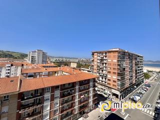 Appartement à Centro. Piso amplio con vistas al mar en el centro de laredo  zona alame