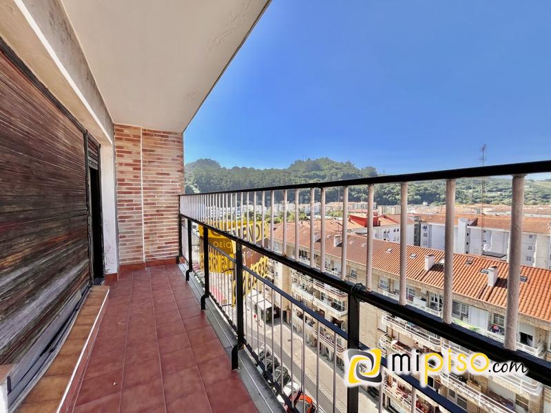 Foto d7bd144d-c0d5-41da-a85b-9b7d7ff73c84. Piso  amplio con vistas al mar en el Centro zona alamedasse vende amplio piso en una de las zonas más cotizadas de lared en Laredo