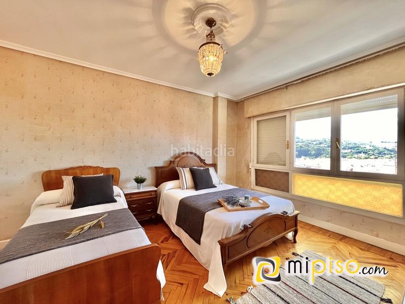 Foto df2468bf-b997-494d-96c1-d4f44d3c0ee2. Piso  amplio con vistas al mar en el Centro zona alamedasse vende amplio piso en una de las zonas más cotizadas de lared en Laredo