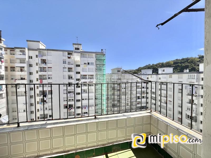 Foto f00fb5cf-cd53-4c02-9fd3-5ba4e37b9928. Piso  amplio con vistas al mar en el Centro zona alamedasse vende amplio piso en una de las zonas más cotizadas de lared en Laredo