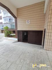 Parking coche en Zona Playa. Lonja de 23m2 para uso de choco o trastero ya que la altura es m