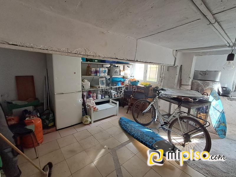 Foto 93a7ecc4-f7c9-4fd1-89cc-f13dc9c4d726. Aparcament cotxe a Zona Playa Laredo