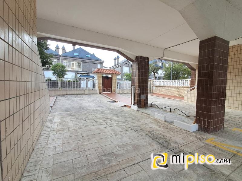 Foto b2319210-6e3a-4445-8d64-e10b932c248f. Aparcament cotxe a Zona Playa Laredo