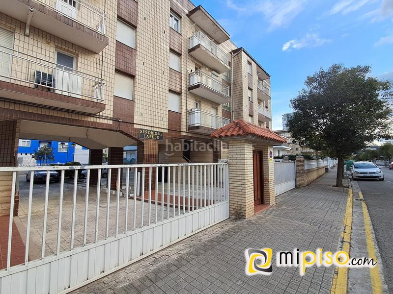 Foto db3f0156-97ba-4a6f-93f6-6e781816cd86. Aparcament cotxe a Zona Playa Laredo