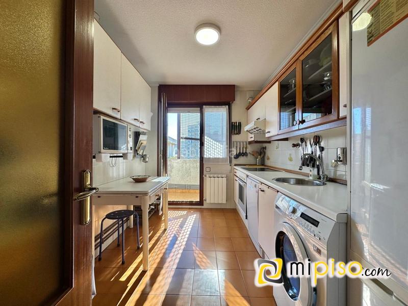 Foto 62a7514f-a527-48d8-9d38-7451755fcd83. Pis amb calefacció a Zona Playa Laredo