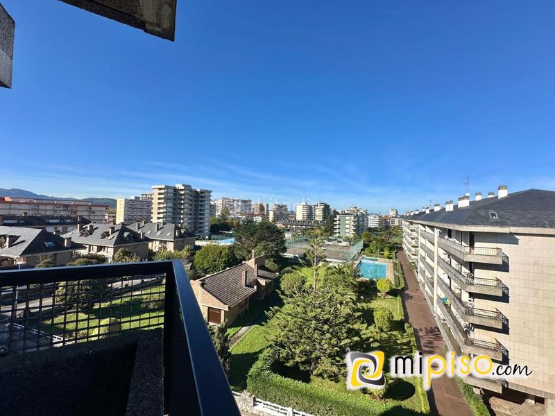 Foto d22039e7-0386-4a37-8257-addcc2aeeb4c. Pis amb calefacció a Zona Playa Laredo