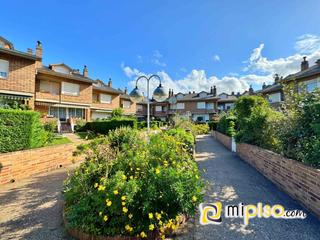 Casa adosada en Carlos V. Desde inmobiliaria mi piso les presentamos esta impecable propie