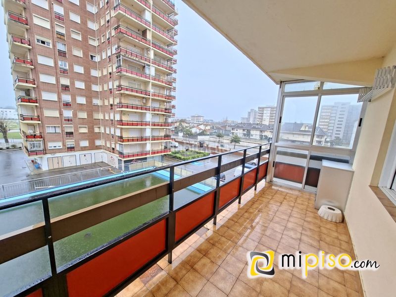 Foto 4d1b8cc3-3462-45bc-abe2-75427b8049e0. Lloguer pis a Zona Playa Laredo