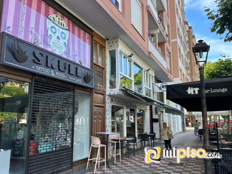Foto 0d9a35e6-14a7-458c-aaad-3881867c9c11. Local comercial en menendez pelayo 15 desde inmobiliaria mi piso les presentamos esta magnífico local comercial a pie de calle, ubicado en una de las zonas con más vida en Laredo