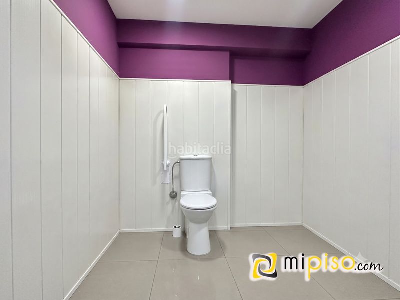 Foto 1d95a150-4f67-4185-b785-72b617f1a239. Local comercial en menendez pelayo 15 desde inmobiliaria mi piso les presentamos esta magnífico local comercial a pie de calle, ubicado en una de las zonas con más vida en Laredo