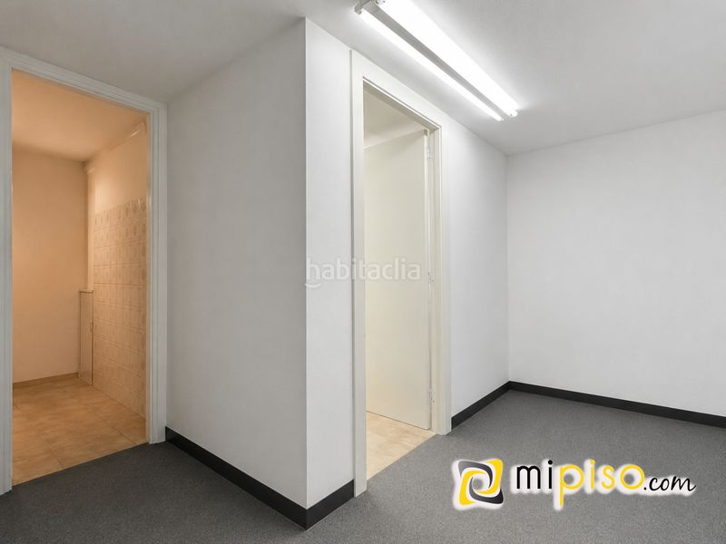Foto 1fa8b6cb-f961-4c17-918c-ea3a7360726b. Local comercial en menendez pelayo 15 desde inmobiliaria mi piso les presentamos esta magnífico local comercial a pie de calle, ubicado en una de las zonas con más vida en Laredo