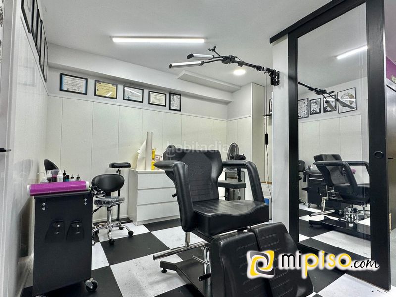 Foto 28b38cbd-911b-456a-8b1a-2e6d0c5da533. Local comercial en menendez pelayo 15 desde inmobiliaria mi piso les presentamos esta magnífico local comercial a pie de calle, ubicado en una de las zonas con más vida en Laredo