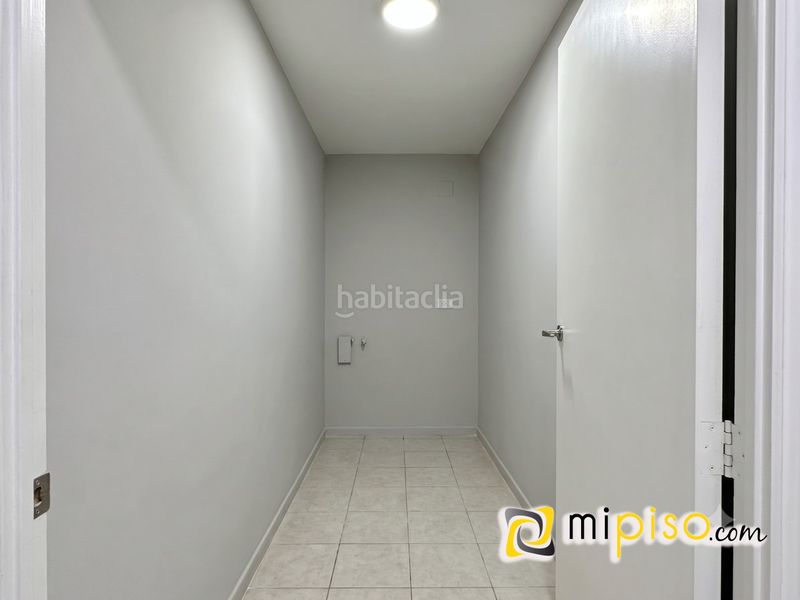 Foto 48f27e8a-75ce-47e5-9a46-840c6564854d. Local comercial en menendez pelayo 15 desde inmobiliaria mi piso les presentamos esta magnífico local comercial a pie de calle, ubicado en una de las zonas con más vida en Laredo