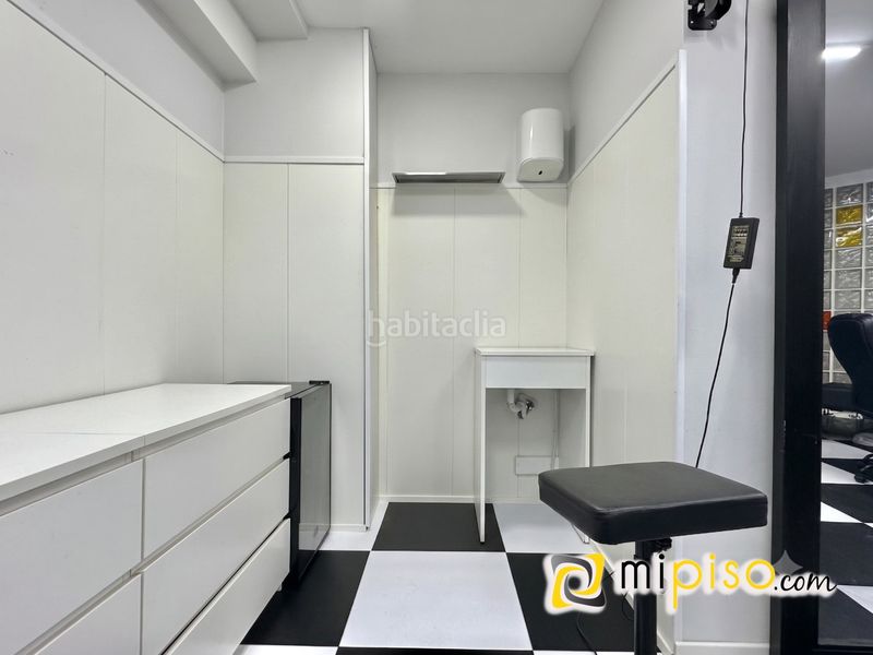 Foto 6986d9ea-c410-4670-9de1-89fb7c64400c. Local comercial en menendez pelayo 15 desde inmobiliaria mi piso les presentamos esta magnífico local comercial a pie de calle, ubicado en una de las zonas con más vida en Laredo