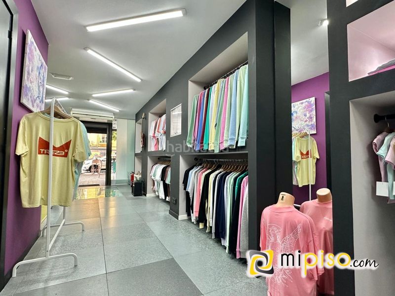 Foto c695dd3a-be6f-47e8-aa5c-6f69f42c432b. Local comercial en menendez pelayo 15 desde inmobiliaria mi piso les presentamos esta magnífico local comercial a pie de calle, ubicado en una de las zonas con más vida en Laredo