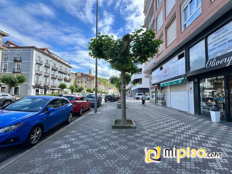 Foto ceaac919-3690-4fb4-8b8a-8f45d0334081. Local comercial en menendez pelayo 15 desde inmobiliaria mi piso les presentamos esta magnífico local comercial a pie de calle, ubicado en una de las zonas con más vida en Laredo
