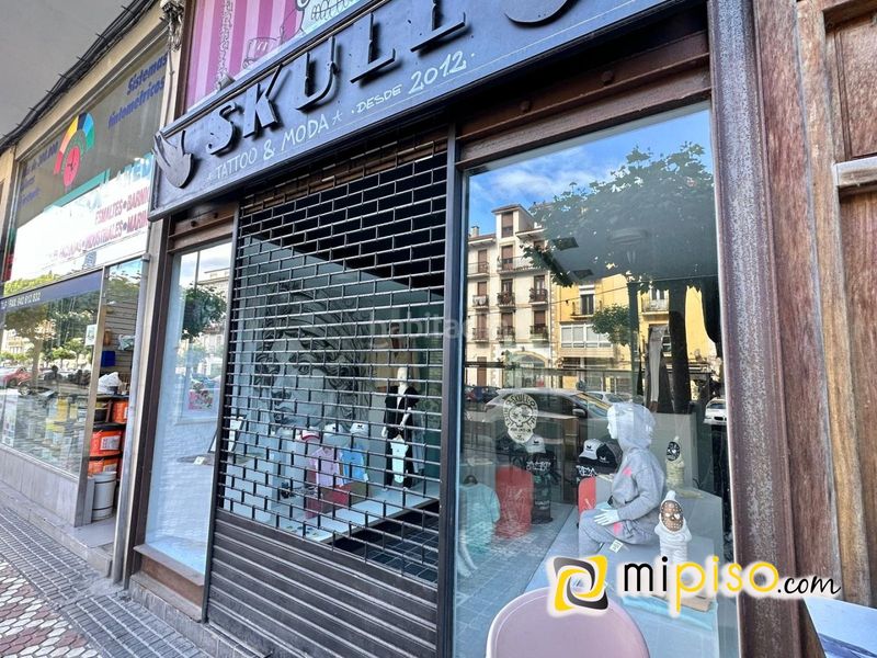 Foto fdc8e583-3664-4b79-9922-19d5feaae13c. Local comercial en menendez pelayo 15 desde inmobiliaria mi piso les presentamos esta magnífico local comercial a pie de calle, ubicado en una de las zonas con más vida en Laredo