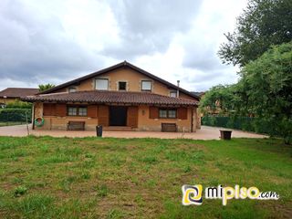 Chalet à Bárcena de Cicero. Espectacular chalet independiente en bárcena de cicero!gran parc
