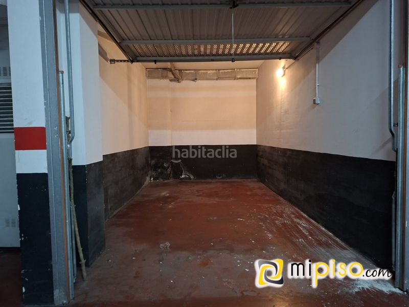 Foto d0d2786f-f8ab-4221-b01a-0e4040055b64. Aparcament cotxe a Santoña