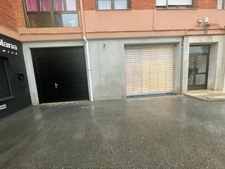 Lloguer Local Comercial a Renedo. Se alquila amplio local comercial en una zona céntrica de renedo