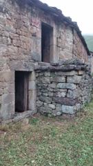 Pis a Vega de Pas. Os mostramos una  cabaña adosada de piedra en zona rural.  
 en