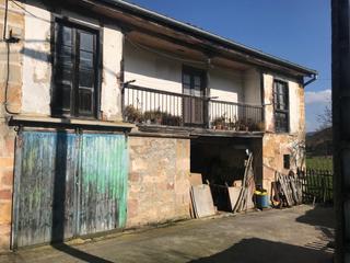 Casa aparellada a Cocina la - la ganceda-roiz 40. Descubre el encanto de la vida en un pintoresco pueblo montañés