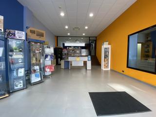 Local commercial à Nueva Ciudad. En la plaza de las autonomías, muy cerca de las facultades, pres