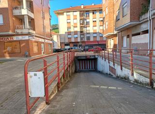 Aparcament cotxe a Los corrales de buelna - c/ aragon 2. Se vende garaje cerrado en el centro de los corrales de buelna!