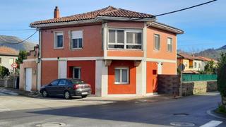 Casa a Los corrales de buelna - c/ torres quevedo 17. Magnífica casa independiente de 170m más 55m de garaje y traster