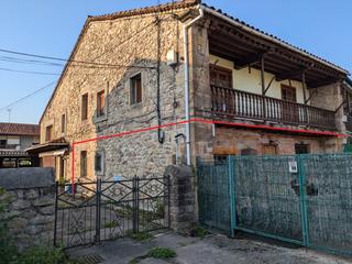 Casa aparellada a Los corrales de buelna - plaza san miguel 3. Casa de piedra montañesa