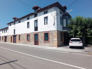 Edifici a Alfoz de Lloredo. En cóbreces, a un paso de la playa de luaña, entre comillas y sa