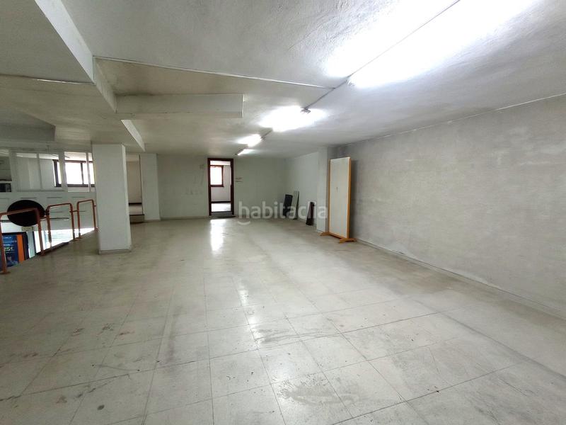 Foto 0540b98e-74ec-4477-a454-65bda883afdd. Alquiler local comercial en pleno Centro , con una superficie de unos 210m en dos alturas, tenemos este gran local comercial, perfecto para e en Torrelavega