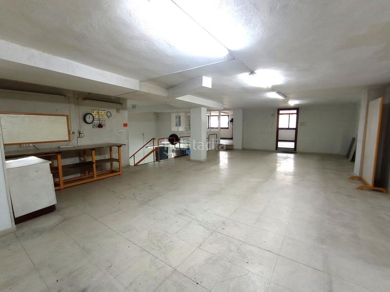 Foto 456ec53b-7734-4371-af60-3d058fd95341. Alquiler local comercial en pleno Centro , con una superficie de unos 210m en dos alturas, tenemos este gran local comercial, perfecto para e en Torrelavega