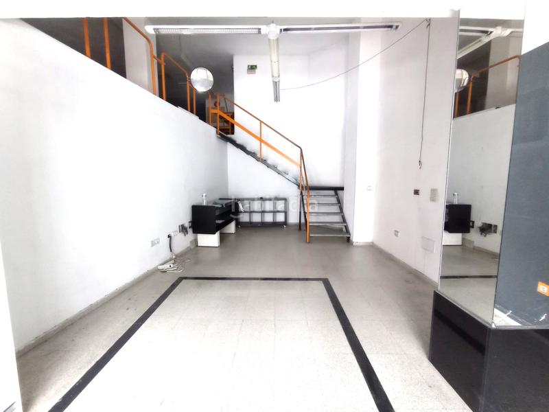 Foto c8747d44-5c83-4baf-9dc6-4b4e6c309713. Alquiler local comercial en pleno Centro , con una superficie de unos 210m en dos alturas, tenemos este gran local comercial, perfecto para e en Torrelavega