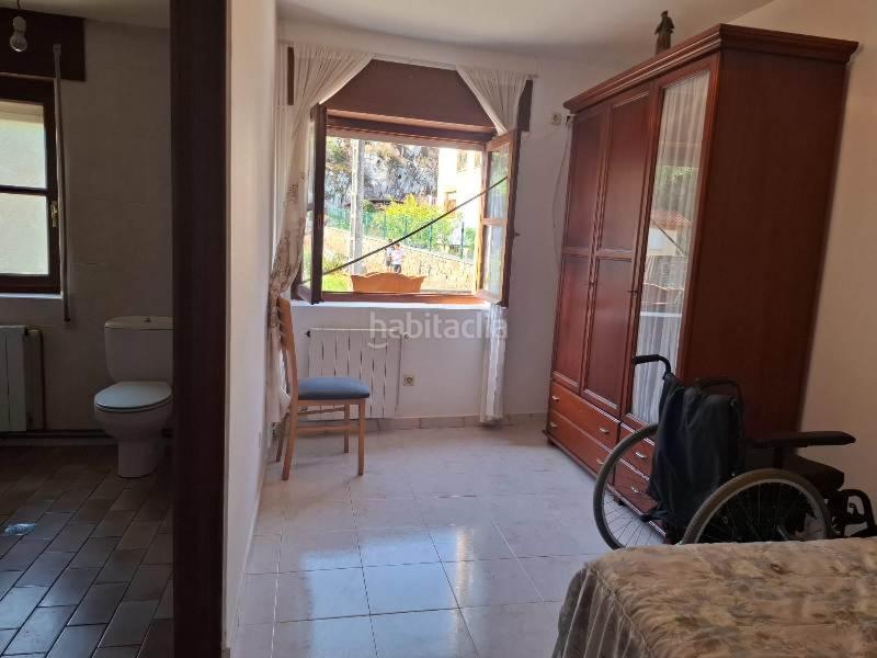 Foto 3b97f720-f81b-427d-b0cf-c32aa2fd7eb3. Casa pareada buscas una vivienda amplia y bien comunicada? esta impresionante casa de 350 m2 en cobijón te ofrece todo lo que necesitas para di en Udías