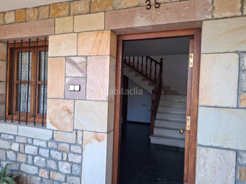 Foto f01d7188-f0fa-4efb-a4ac-4ce19e7a8828. Casa pareada buscas una vivienda amplia y bien comunicada? esta impresionante casa de 350 m2 en cobijón te ofrece todo lo que necesitas para di en Udías