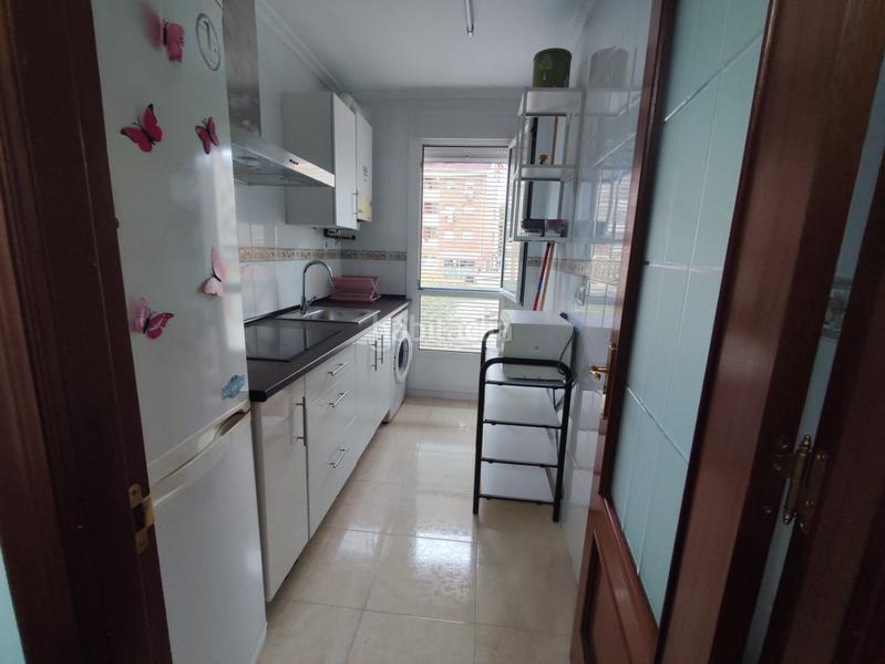 Foto 87157fd9-13ce-40e5-92fe-01901a976203. Piso en sarón - avenida torrelavega 5a apartamento en venta en pleno centro de sarón acogedor apartamento de una habitación con armario y cama de matrimonio, baño comple en Santa María de Cayón