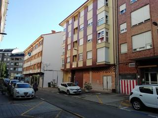 Location Local commercial à C/ 2 de mayo 3. Este espacioso local se ubica en la comercial calle 2 de mayo, m