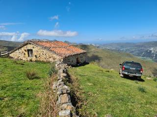 Casa  Cosío - la mantilla. Oportunidad única en plena naturaleza! finca con dos cabañas par
