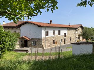 Casa bifamiliare in Bo viernoles-param 395. Ponemos a la venta esta singular casa pareada de piedra situada