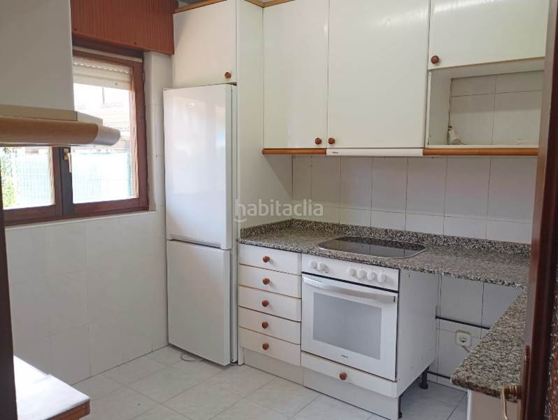 Foto a5fd61ec-f776-410c-bf5a-84e319c2be6b. Casa adossada amb calefacció aparcament a Reocín