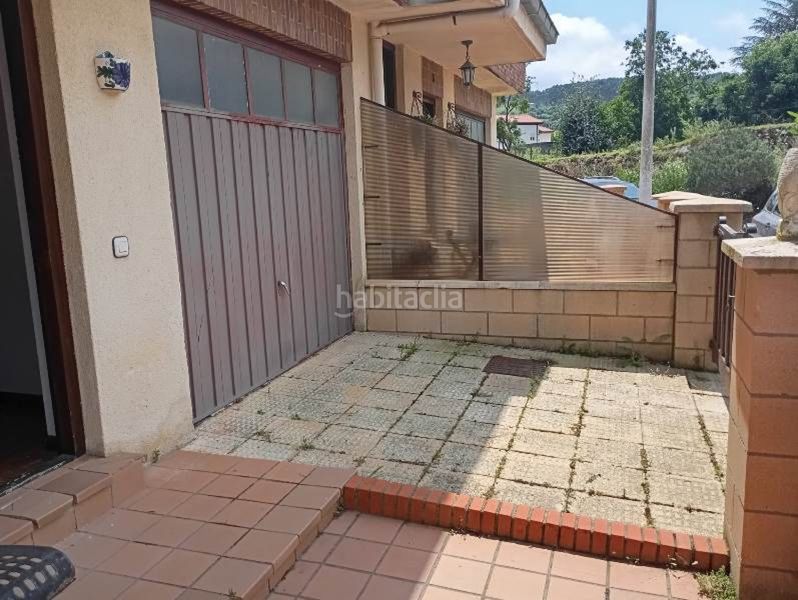 Foto b12c86fd-4a77-4505-91b8-a1b55e36e410. Casa adossada amb calefacció aparcament a Reocín